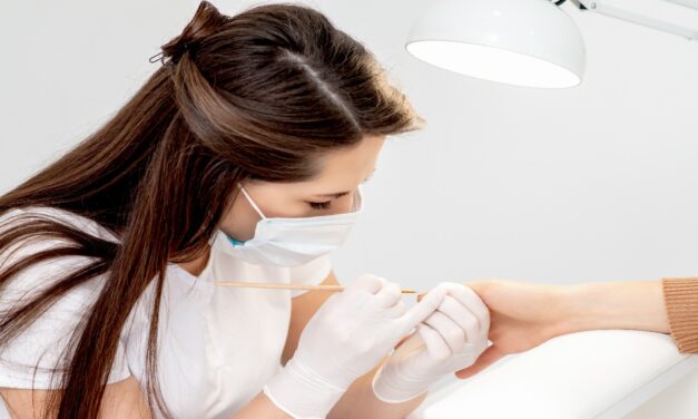 #1 What is a nail technician? What should beginners prepare?